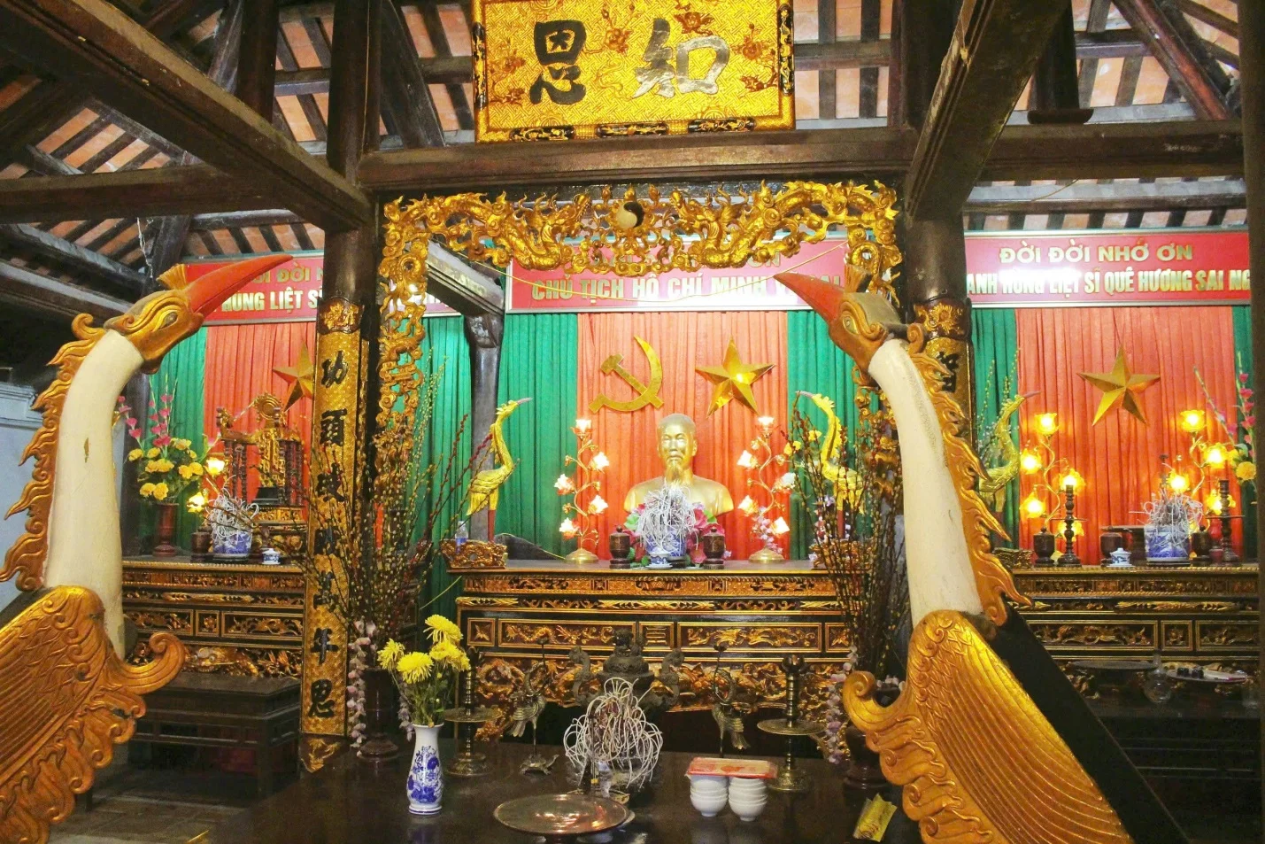Đền thờ Bác Hồ và các anh hùng liệt sĩ tại Đình Văn Phú