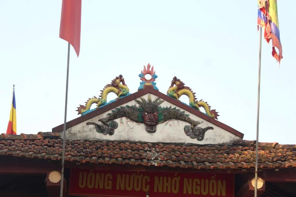 Trên&nbsp;mái đình có trang trí hổ phù và lưỡng long chầu nhật.