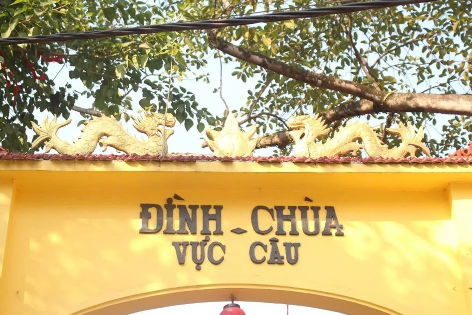 Phía trên cổng có trang trí&nbsp;lưỡng long chầu nhật