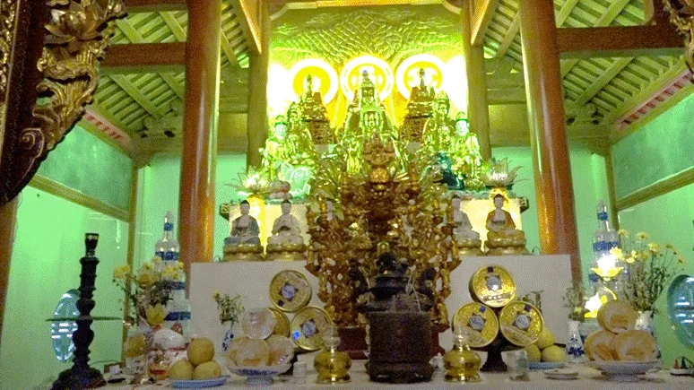 Các pho tượng trong chùa Vân Ngư