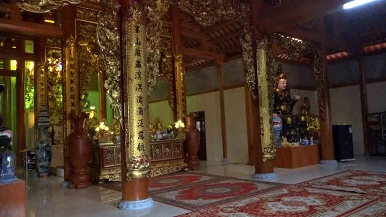 Quang cảnh bên trong ngôi chùa Vân ngư