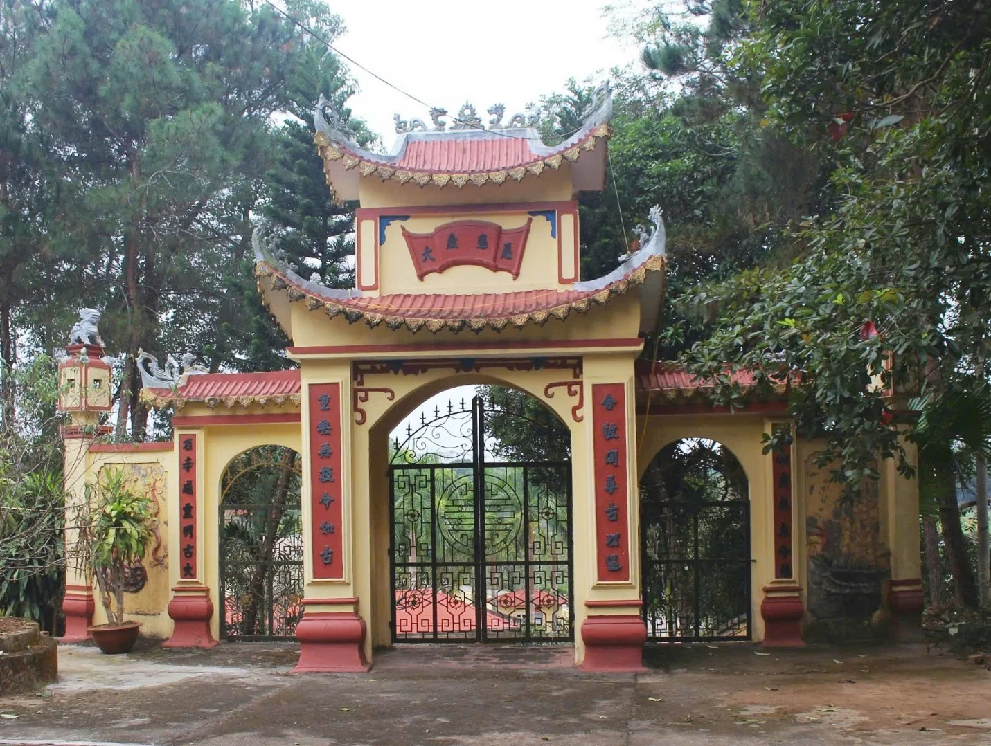 Cổng chính chùa Tùng Khâu