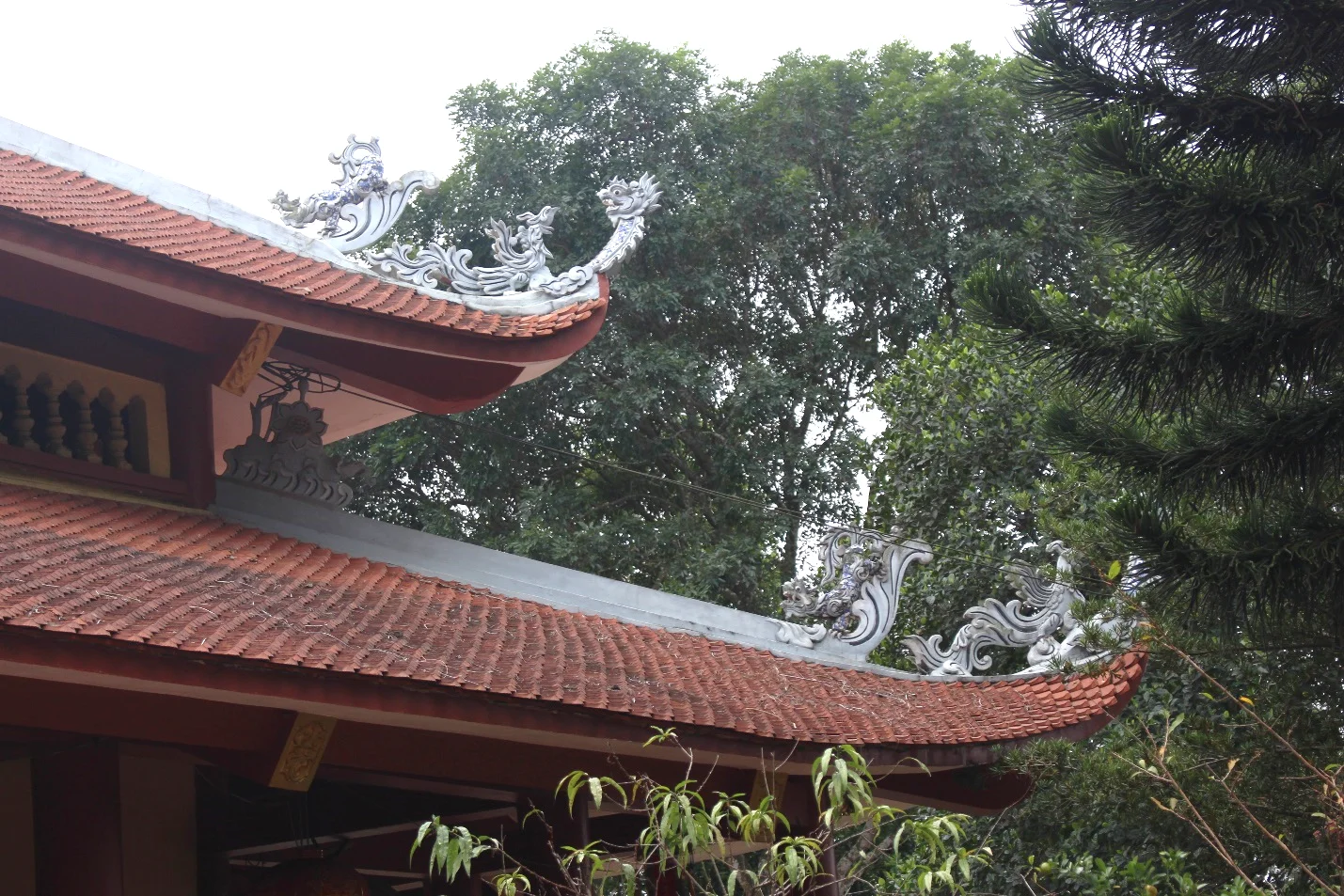Phần góc mái chùa Tùng Khâu