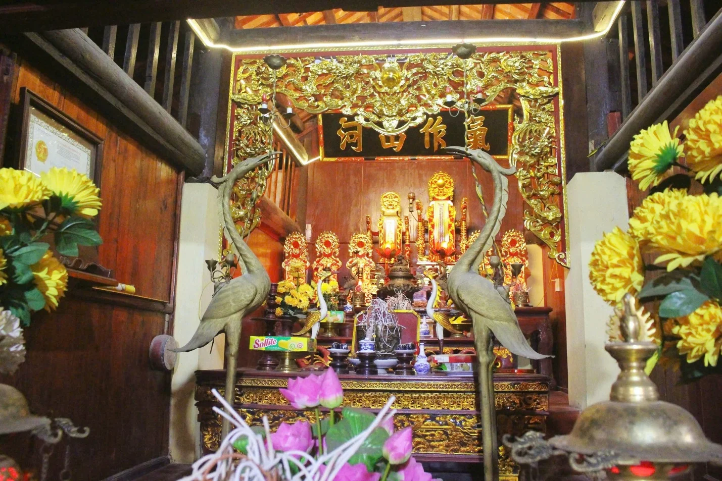 Gian trong hậu cung Đình Văn Phú (Đình Cả)