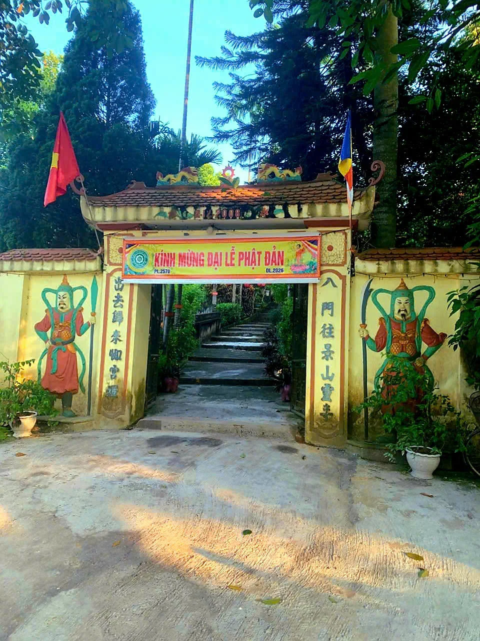 Khuôn viên cổng chùa hiện nay