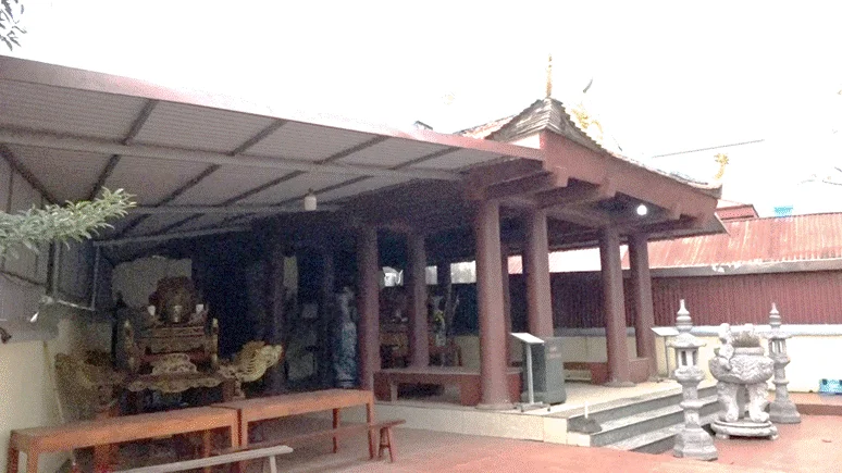 Bên trong Đình Khiển