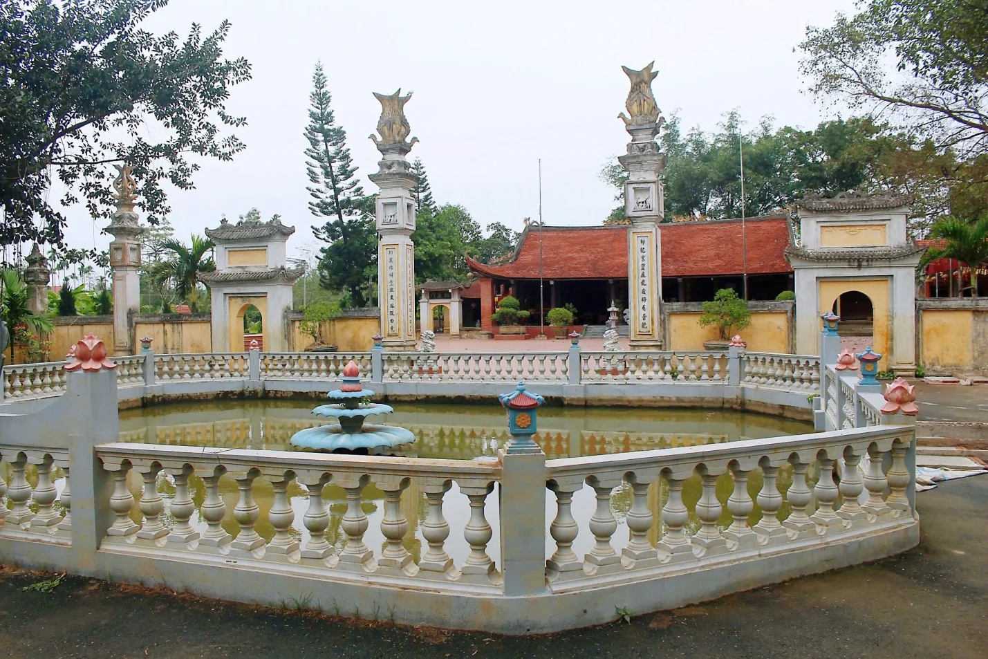 Cổng đình Văn Phú (Đình Cả) xã Cẩm Khê