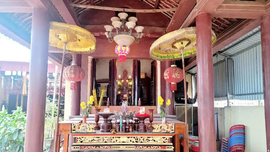 Gian chính giữa của Đình Vực Câu